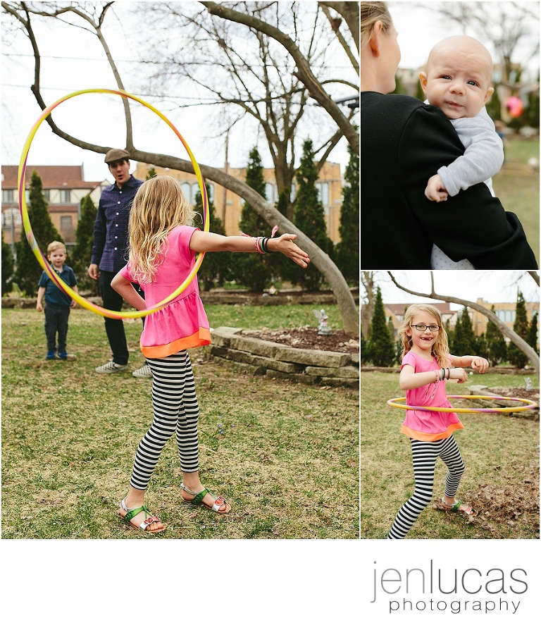 Kids play wiht hula hoop in the backyard. 