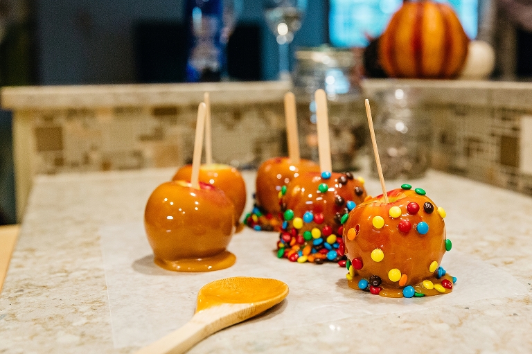 Caramel apples some with MnM's sitting on tray