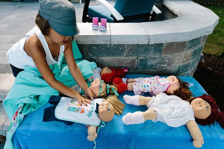 5 year old lays out five cabbage patch kids outside 
