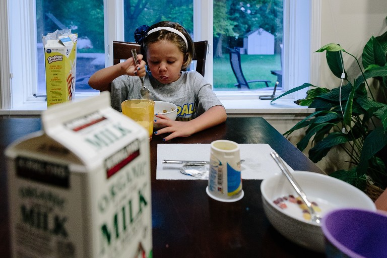 5 year old eats breakfast before school 