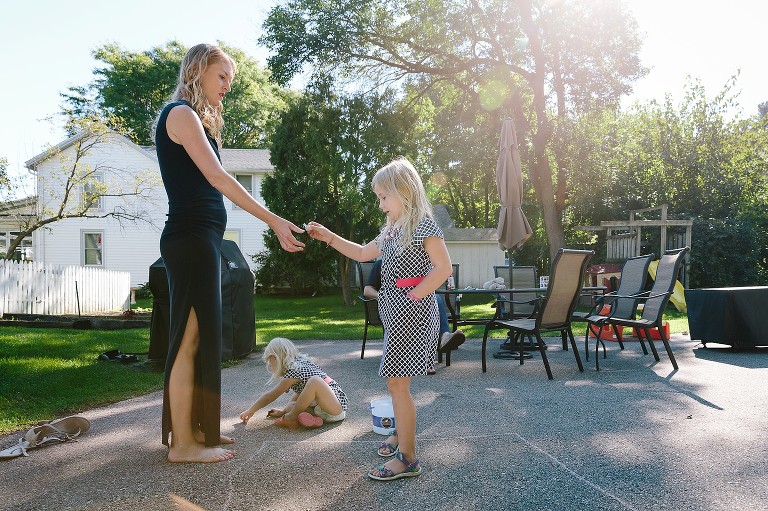 Mom and daughters do chalk drawing 