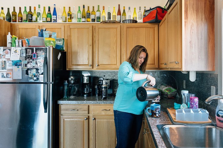 Expecting mother pours tea