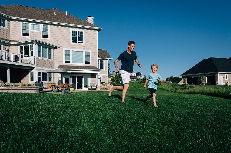 Dad races preschool boy down the hill