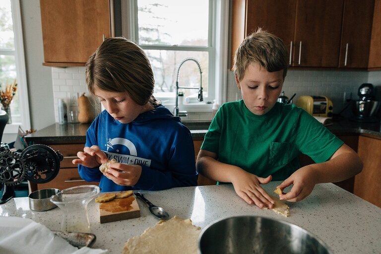 Kids make mini apple pies