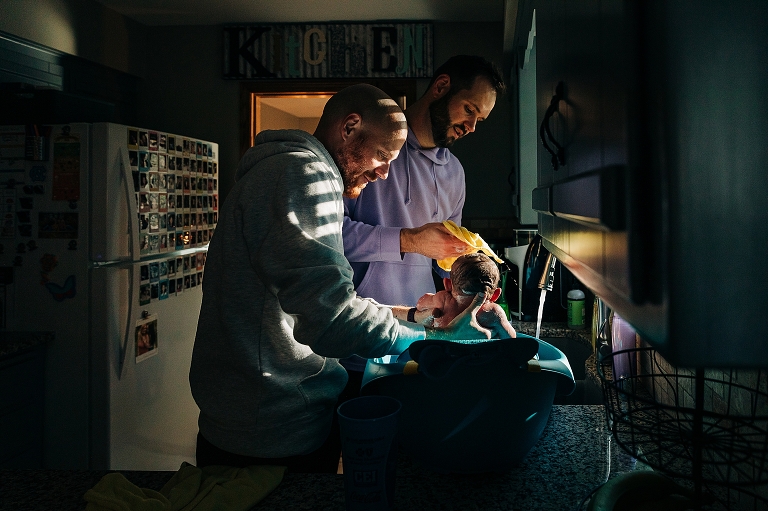 Fathers bathe their newborn. life with newborn. 